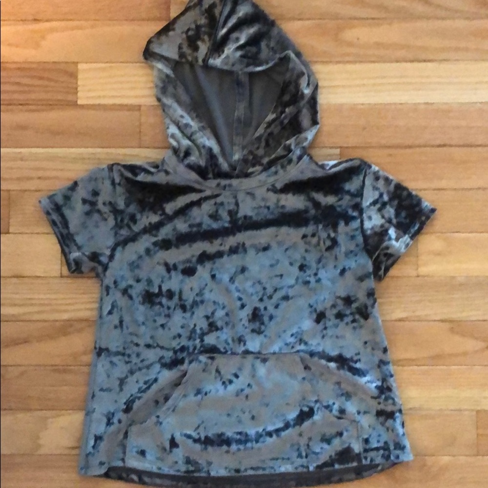Kids short sleeved velvet top.